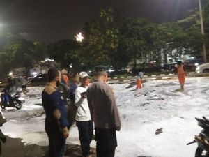 Tergelincir gegara Tumpahan Oli, Pemotor di Matraman Tewas Terlindas Truk Tergelincir gegara Tumpahan Oli, Pemotor di Matraman Tewas Terlindas Truk