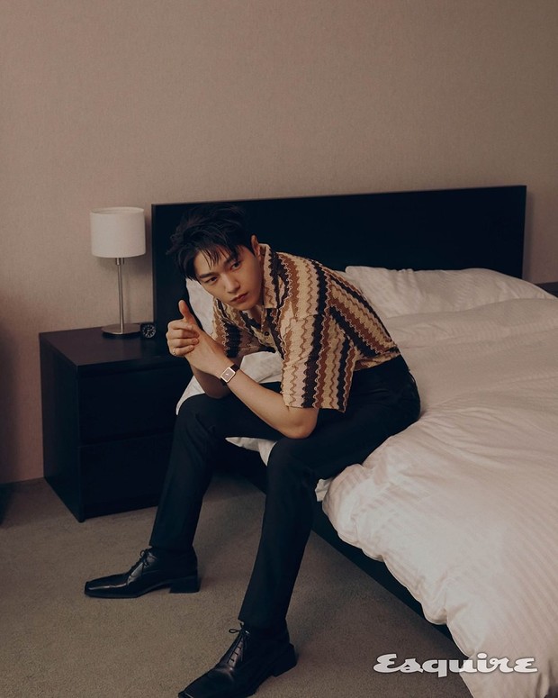 Potret Kim Myung Soo dalam pemotretan bersama majalah Esquire Korea