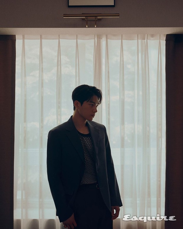 Potret Kim Myung Soo dalam pemotretan bersama majalah Esquire Korea