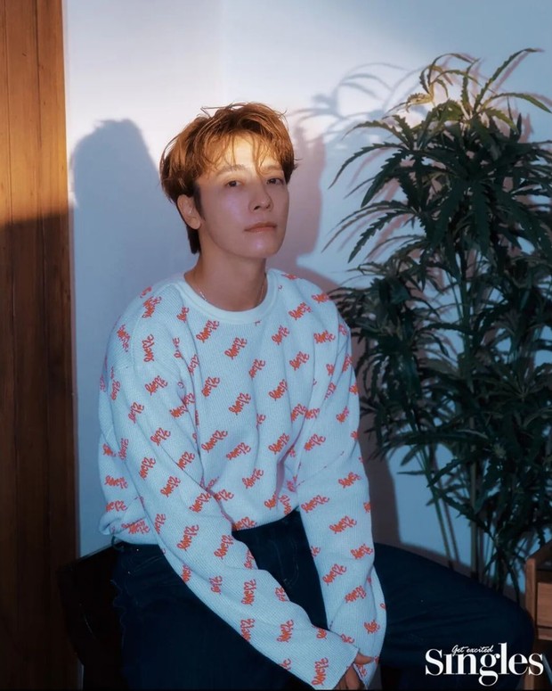 Potret Lee Dong Hae dalam pemotretan bersama majalah Singles/ Foto: instagram.com/sm_actist Potret Lee Dong Hae dalam pemotretan bersama majalah Singles