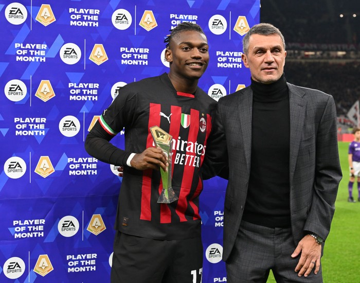 MILAN, ITALY - NOVEMBER 13:  Rafael Leao of AC Milan receives the award for the player of the month during the Serie A match between AC Milan and ACF Fiorentina at Stadio Giuseppe Meazza on November 13, 2022 in Milan, Italy. (Photo by Claudio Villa/AC Milan via Getty Images)