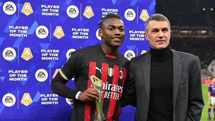 MILAN, ITALY - NOVEMBER 13:  Rafael Leao of AC Milan receives the award for the player of the month during the Serie A match between AC Milan and ACF Fiorentina at Stadio Giuseppe Meazza on November 13, 2022 in Milan, Italy. (Photo by Claudio Villa/AC Milan via Getty Images)