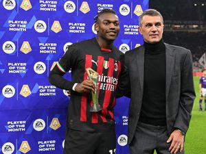 Pesan Menyentuh Rafael Leao buat Maldini yang Dipecat Milan Pesan Menyentuh Rafael Leao buat Maldini yang Dipecat Milan