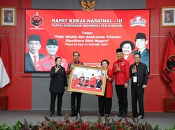 Megawati Serahkan Foto Peristiwa Batu Tulis Pencapresan Ganjar ke Jokowi