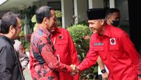 Momen Jokowi Disambut Ganjar Pranowo di Rakernas PDIP