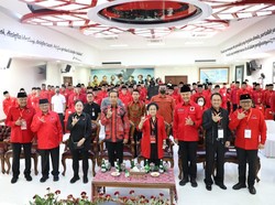 Salam Metal Megawati di Tengah Jokowi dan Ganjar di Rakernas PDIP