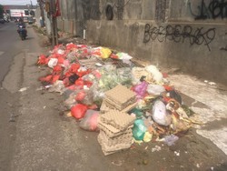 Warga Resah Trotoar Pasar Induk Cibitung Penuh Sampah