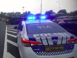 Truk Terguling di Tol Cawang dari Arah Jagorawi, Lalin Tersendat