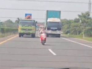 Duh! ABG Perempuan Nyelonong Bawa Motor Masuk Tol Tangerang-Merak Duh! ABG Perempuan Nyelonong Bawa Motor Masuk Tol Tangerang-Merak