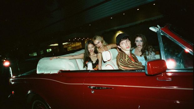 Jennie Ruby Jane, Lily-Rose Depp, Troye Sivan, Rachel Sennott dalam episode 1 serial The Idol. (HBO/Eddy Chen)