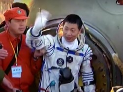 Astronaut Shenzhou-15 Kembali ke Bumi Usai 6 Bulan di Luar Angkasa