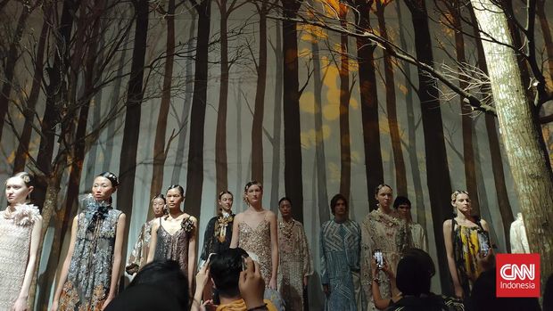 Desainer Biyan merayakan 40 tahun berkarya di industri mode lewat peragaan busana untuk koleksi Spring Summer 2024 di Intercontinental Jakarta, Pondok Indah pada Senin (5/6).