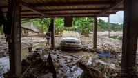 Sisa-sisa Luapan Sungai Teaone di Ekuador