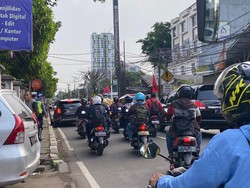 Arus Lalin Jalan Raya Lenteng Agung Dekat Sekolah Partai PDIP Padat