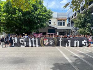 Sedihnya 90 Suporter PSM Naik Kapal Laut ke Bali tapi Dilarang Masuk Stadion Sedihnya 90 Suporter PSM Naik Kapal Laut ke Bali tapi Dilarang Masuk Stadion