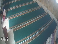 Terekam CCTV! Pura-pura Salat, Wanita Gasak Isi Tas-HP di Masjid Banjarnegara