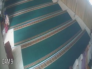 Terekam CCTV! Pura-pura Salat, Wanita Gasak Isi Tas-HP di Masjid Banjarnegara Terekam CCTV! Pura-pura Salat, Wanita Gasak Isi Tas-HP di Masjid Banjarnegara