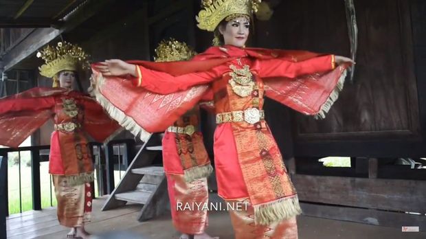 Penari membawakan Tari Kebagh dari wilayah Besemah.
