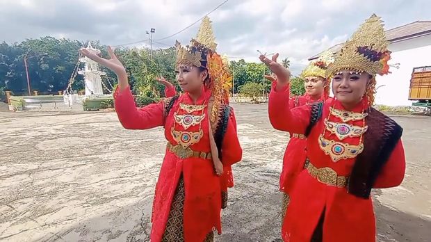 Penari membawakan Tari Sambut Silampari.