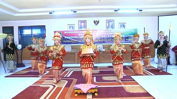 Penari membawakan Tari Tepak Keraton untuk penyambutan.