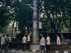 Usai Dikomplain Warga, Tiang BTS di Sunter Disegel Satpol PP DKI