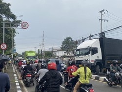 Truk Melintang di Jatijajar Dievakuasi, Jl Raya Bogor Bisa Dilintasi 2 Arah
