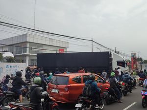 Truk Mogok Dekat Terminal Jatijajar Depok, Lalin Arah Jakarta Macet