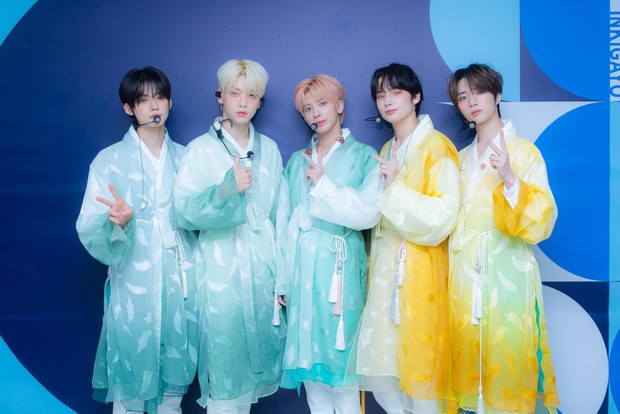 TXT menggunakan hanbok/ Foto: twitter.com/TXT_members TXT menggunakan hanbok/ Foto: twitter.com/TXT_members