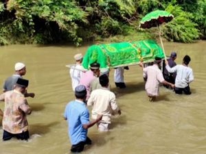 Warga Lampung Tandu Jenazah Terjang Sungai Karena Tak Ada Jembatan