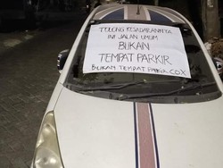 Mobil di Gresik 3 Bulan Parkir Sembarangan, Pemilik Rusak Poster Warga