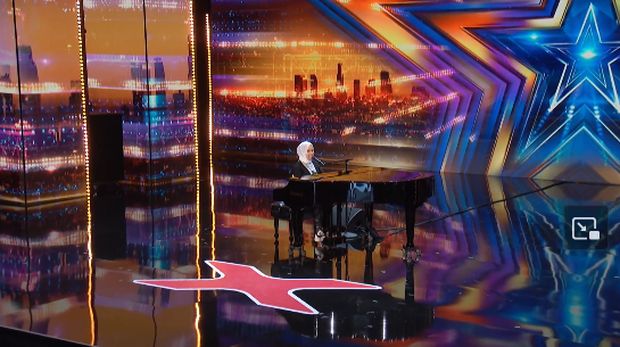Aksi Putri Ariani mendapatkan golden buzzer di America's Got Talent.