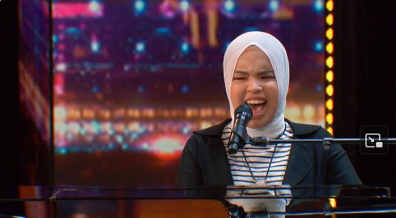 Aksi Putri Ariani mendapatkan golden buzzer di America's Got Talent. Aksi Putri Ariani mendapatkan golden buzzer di America's Got Talent.