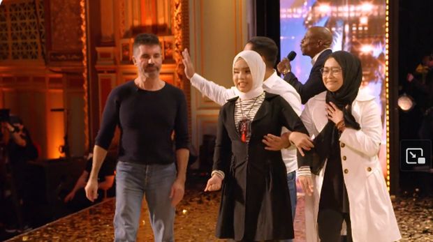 Aksi Putri Ariani mendapatkan golden buzzer di America's Got Talent. Aksi Putri Ariani mendapatkan golden buzzer di America's Got Talent.