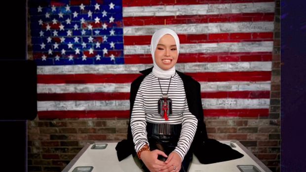 Aksi Putri Ariani mendapatkan golden buzzer di America's Got Talent. Aksi Putri Ariani mendapatkan golden buzzer di America's Got Talent.