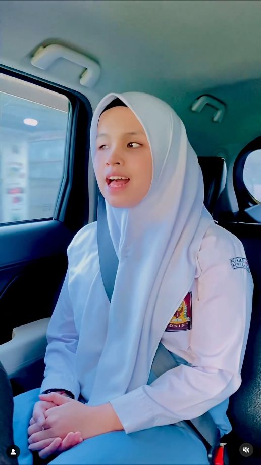 Aksi Putri Ariani mendapatkan golden buzzer di America's Got Talent. Aksi Putri Ariani mendapatkan golden buzzer di America's Got Talent.