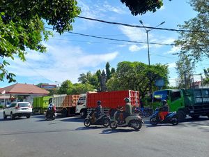 Solar Langka di Buleleng, Antrean di SPBU Mengular Hingga ke Jalan Raya Solar Langka di Buleleng, Antrean di SPBU Mengular Hingga ke Jalan Raya