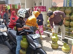 Perjuangan Warga Pasuruan Antre Beli Elpiji Melon di SPBU Gadingrejo