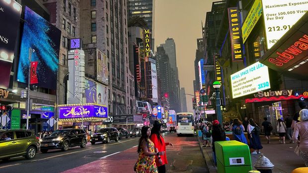 Times Square in Manhattan is shrouded in haze and smoke which drifted south from wildfires in Canada, in New York City, New York, U.S., June 6, 2023. REUTERS/Maye-E Wong