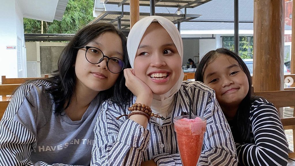 Bahagianya Putri Ariani Saat Cicip Kue Ultah dan Kulineran Bareng Keluarga Bahagianya Putri Ariani Saat Cicip Kue Ultah dan Kulineran Bareng Keluarga