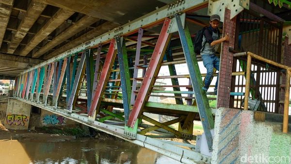 Bak Ninja Warrior, Warga Merayap di JPO Kalibata Ciliwung yang Ditutup