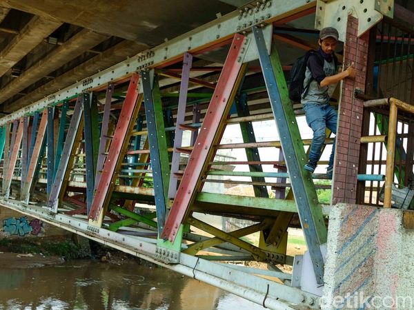 Bak Ninja Warrior, Warga Merayap di JPO Kalibata Ciliwung yang Ditutup