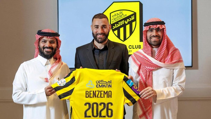 Karim Benzema poses holding the jersey of Saudi Arabian soccer team Al Ittihad in this handout photo obtained by Reuters June 6, 2023.  Al Ittihad/Handout via REUTERS THIS IMAGE HAS BEEN SUPPLIED BY A THIRD PARTY. MANDATORY CREDIT