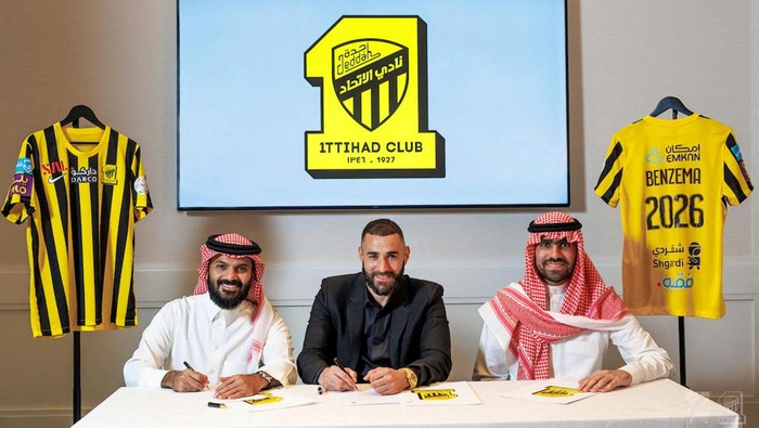 Benzema Resmi ke Al Ittihad, Gajinya Fantastis! Karim Benzema poses holding the jersey of Saudi Arabian soccer team Al Ittihad in this handout photo obtained by Reuters June 6, 2023. Al Ittihad/Handout via REUTERS THIS IMAGE HAS BEEN SUPPLIED BY A THIRD PARTY. MANDATORY CREDIT