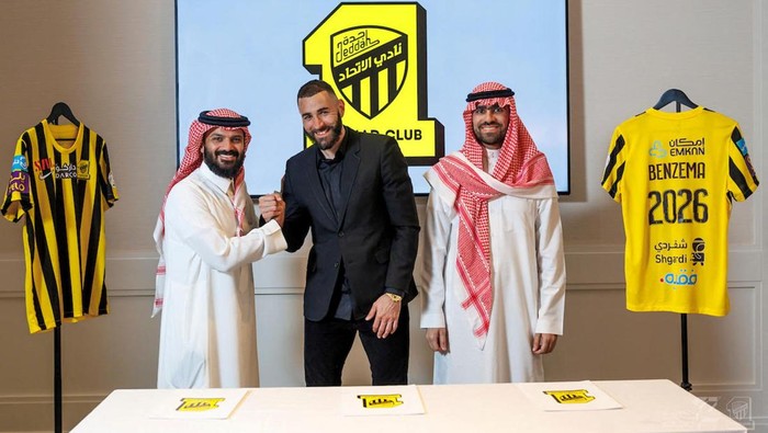 Karim Benzema poses holding the jersey of Saudi Arabian soccer team Al Ittihad in this handout photo obtained by Reuters June 6, 2023.  Al Ittihad/Handout via REUTERS THIS IMAGE HAS BEEN SUPPLIED BY A THIRD PARTY. MANDATORY CREDIT