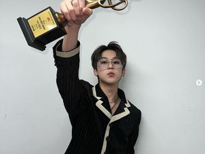 Penyanyi Ini Dikritik Usai Lari Cium Pacar di Tengah Lagu, Kini Minta Maaf Penyanyi Ini Dikritik Usai Lari Cium Pacar di Tengah Lagu, Kini Minta Maaf