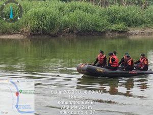 Brimob Evakuasi Maling Tewas Usai Nyebur ke Sungai Citarum Bekasi Brimob Evakuasi Maling Tewas Usai Nyebur ke Sungai Citarum Bekasi
