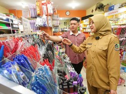 Hari Belanja Banyuwangi, Bupati Ipuk dan ASN Borong Alat Sekolah