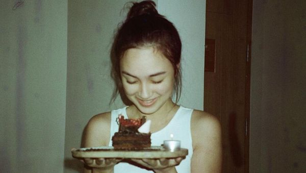 Pose Cantik Caitlin Halderman Saat Kulineran hingga Masak Bakso