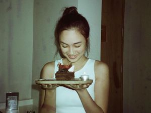 Pose Cantik Caitlin Halderman Saat Kulineran hingga Masak Bakso Pose Cantik Caitlin Halderman Saat Kulineran hingga Masak Bakso