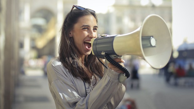 Ilustrasi seorang perempuan yang terlihat bahagia.